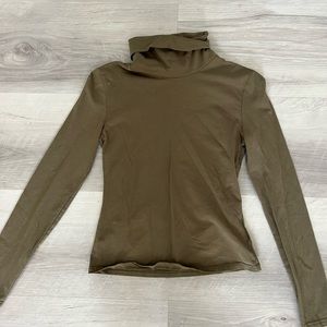 Olive green turtle neck. fitted form. Size S from Shein